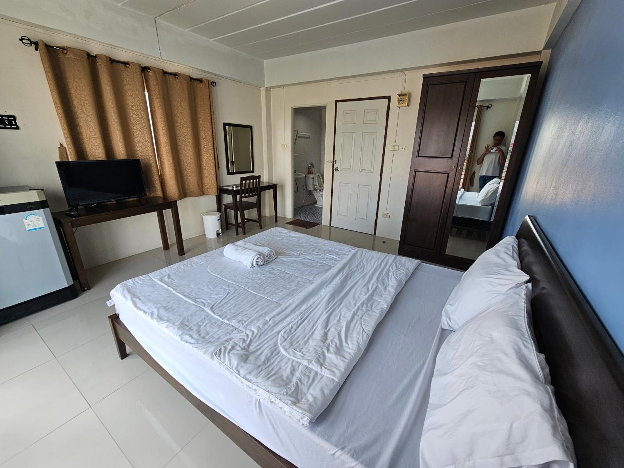 Si Fah At Bangsaen Hotel Ban Rong Khoei Bagian luar foto