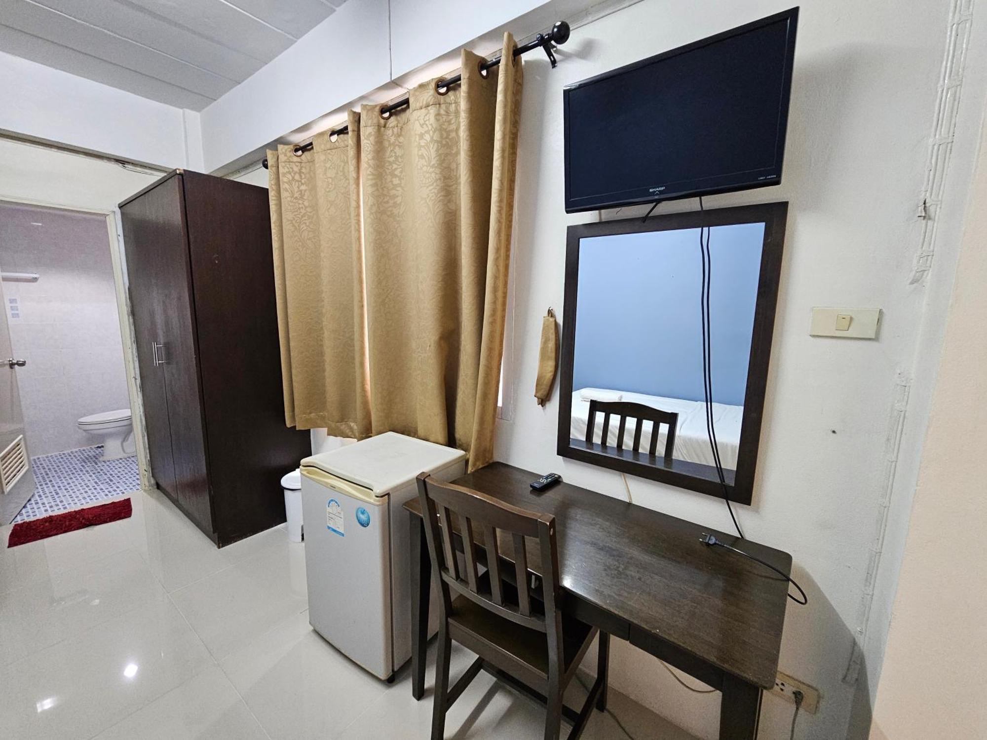 Si Fah At Bangsaen Hotel Ban Rong Khoei Bagian luar foto